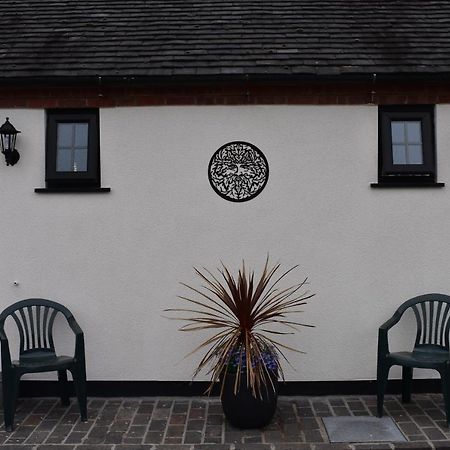 The Green Man Hotel Лийк Екстериор снимка